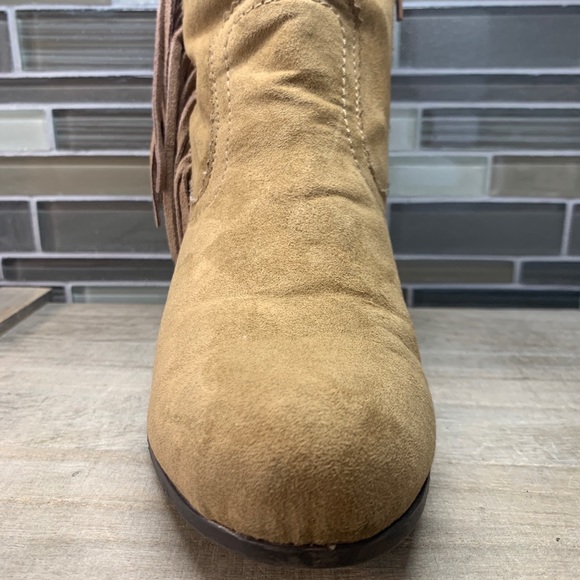 Maurice Fashions Beige Faux Suede Fringe Ankle Bootie Boots Woman's Shoe Size 6 - Picture 11 of 12